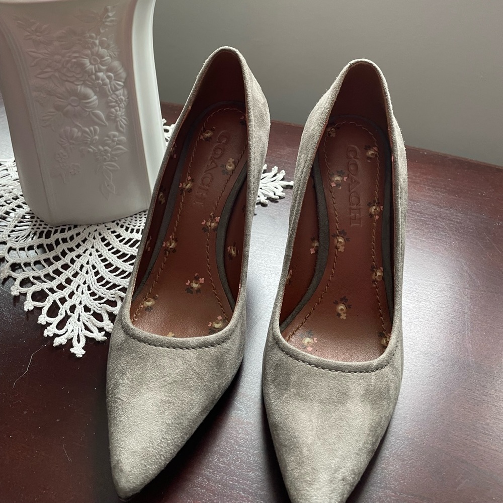 Size 6 Coach grey suede pumps